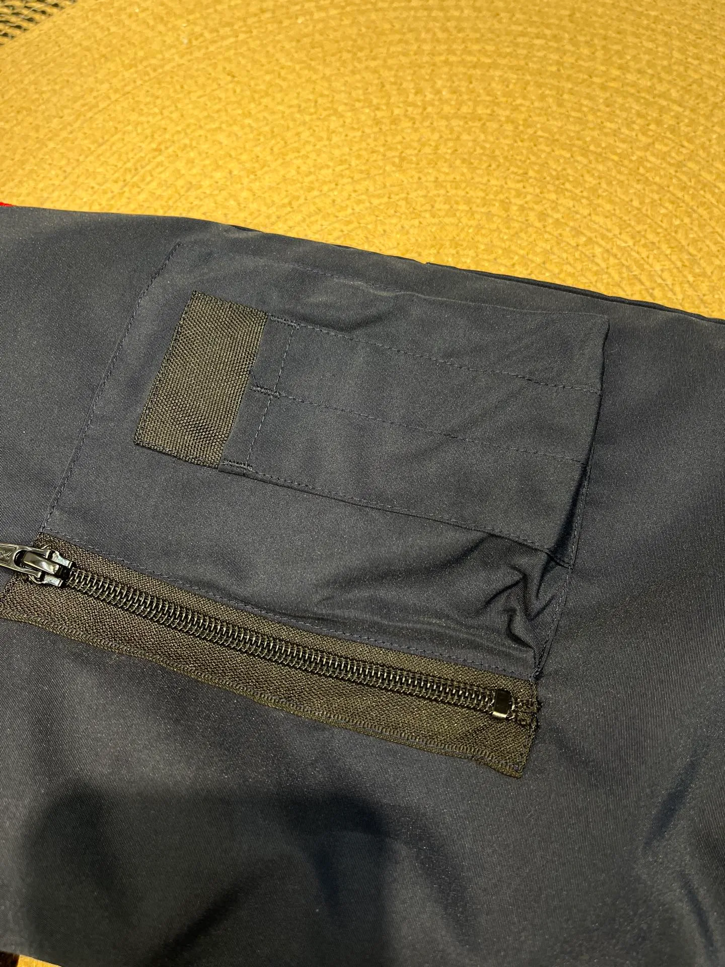 P720 high-end version (new version of Big Goose 01) Canada Goose Canada Goose #Chilliwack 7999M bomber jacket short down jacket/01 model #Men and Women Same Style# ➖ Genuine synchronous anti-counterfeiting chip sensor! ➖ Imported 21S polyester-cotton blended original fabric [last year’s 16S/18S hard fabrics have been completely eliminated, this year all use 21S genuine synchronous fabrics, the soft mid-strap feels delicate and textured], genuine synchronous Feather-Light 10D waterproof coating fabric, made of 84.5 polyester fiber and 15.5 cotton, 100% the best feel in the entire network! ➖ The genuine official website is synchronized with the national standard 80 white duck down, you can check the official website customer service, there will never be a series of misleading claims such as 90 down or goose down! ➖ Using the best nylon lining with double double-layer sealing design, velvet-proof No. 7 needle + grid-filled down ready-made garments, there is 100% no so-called velvet running! ➖ The cuffs are designed with thickened seamless threads, and the collar and pockets are lined with top-quality polar fleece to keep you warm and comfortable! ➖ Yoshida YKK provides original custom-made electroplated sliders. YKK two-way lockable zippers are tight and smooth and will not peel off paint! ➖ 3M composite guarantees that the Velcro is the same as the original, durable, and all accessories and hardware are custom-made! ➖ Imported BEHRINGER embroidery machine to customize the 10,000-needle embroidery logo, 98% of which can be reproduced to restore the original logo. You can check and compare on the official website! ➖ The fur collars are all made of large pieces of Western Canadian blue wolf hide, ensuring that each fur collar is 13-15cm wide!   Size:XS-XXL